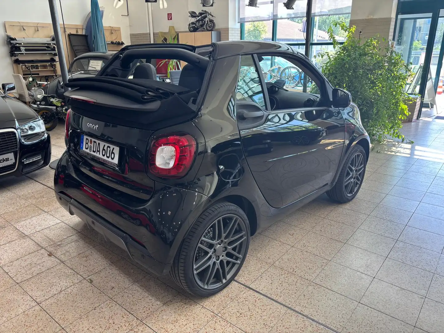 smart forTwo EQ cabrio Brabus Style Schwarz - 2