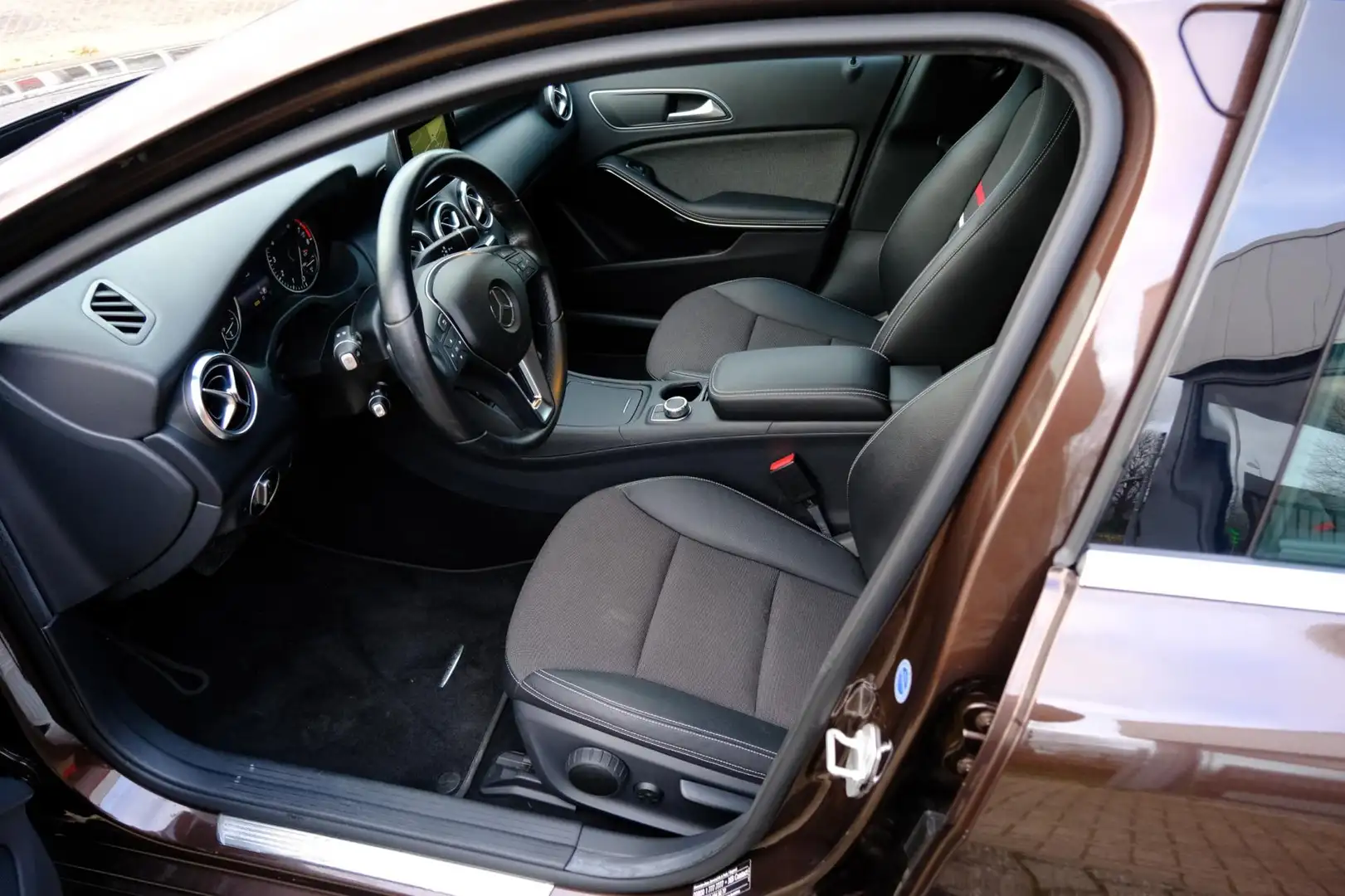 Mercedes-Benz A 180 Ambition Comfort Aut. *38.425km!* Pano|1e Eig|Half Bruin - 2