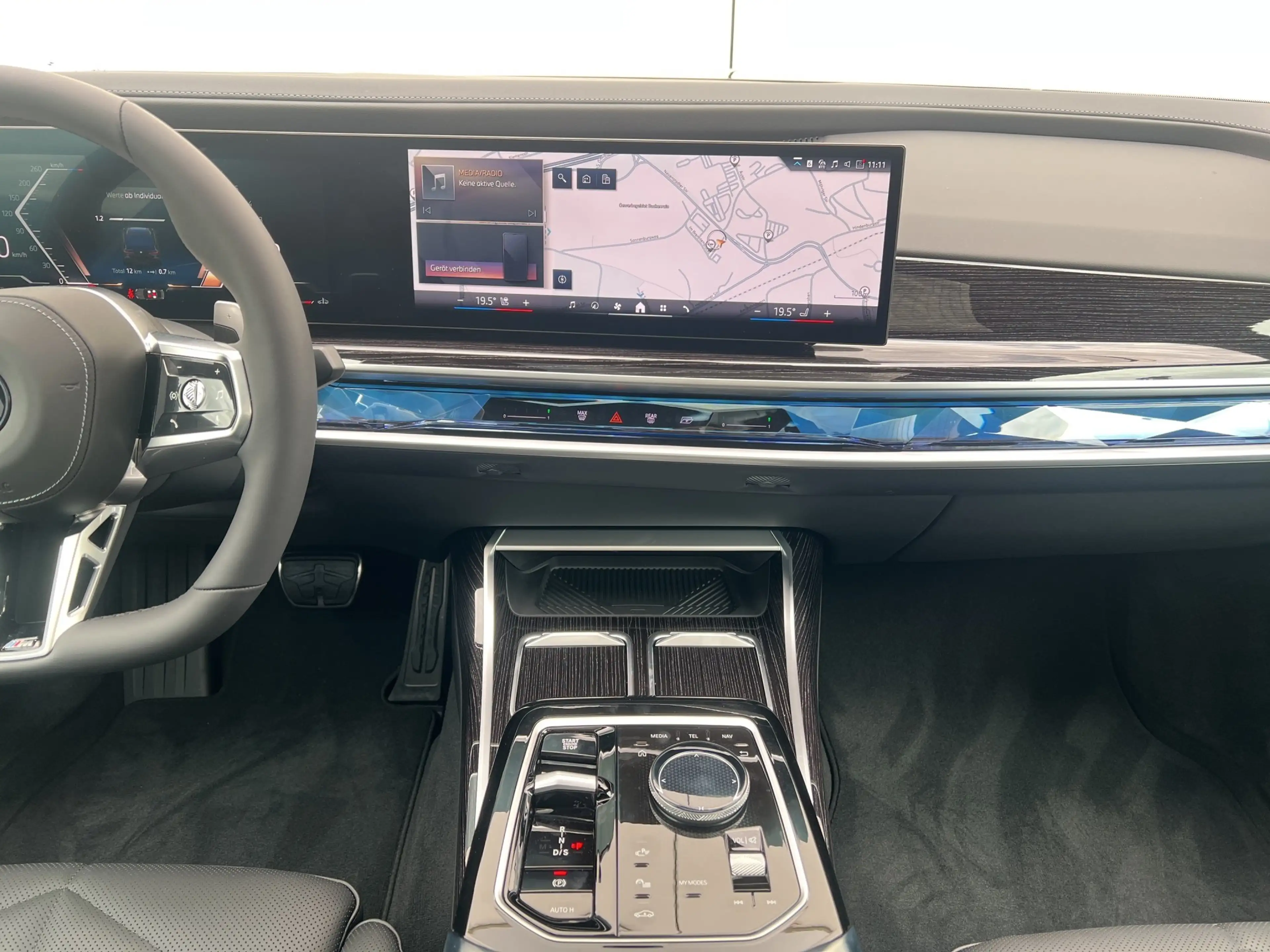 BMW 740 d xDrive Limousine M Sportpaket — photo 9