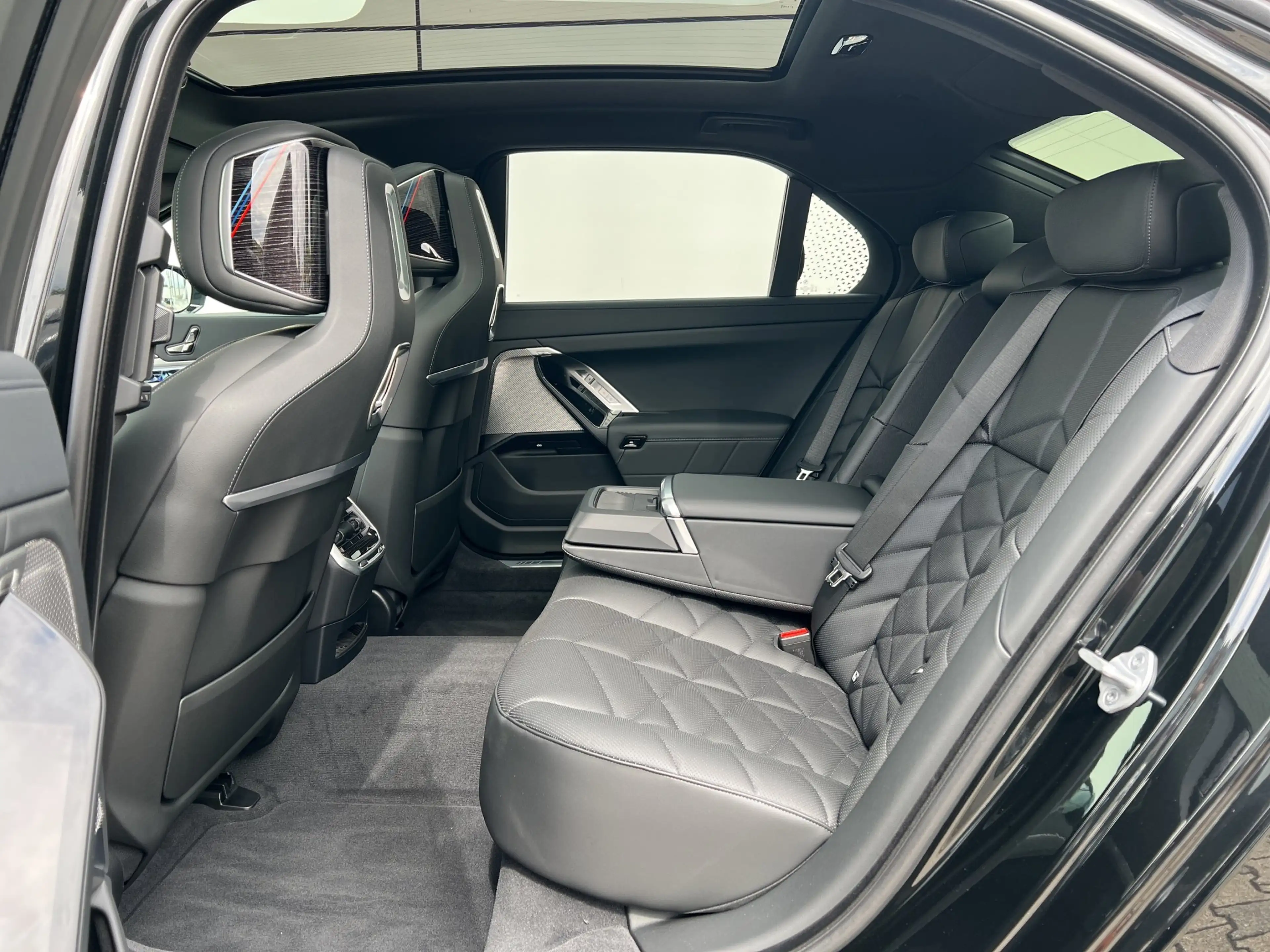 BMW 740 d xDrive Limousine M Sportpaket — photo 8