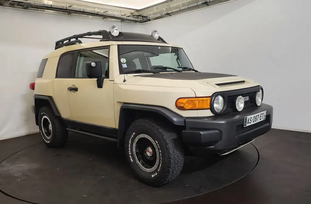 Toyota FJ Cruiser 2010 из Европы — купить под ключ