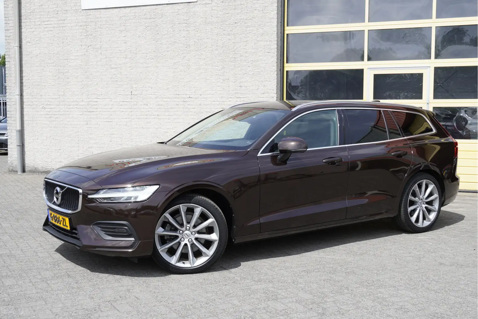 Volvo V60 2.0 T4 211PK! Automaat Momentum Pro BJ2020 Lmv 19" Braun - 2