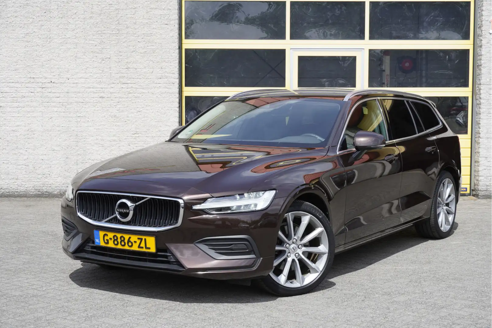 Volvo V60 2.0 T4 211PK! Automaat Momentum Pro BJ2020 Lmv 19" Braun - 1