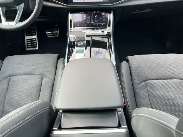 Audi SQ8 view 10