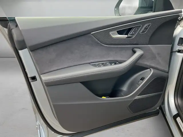 Audi SQ8 view 7