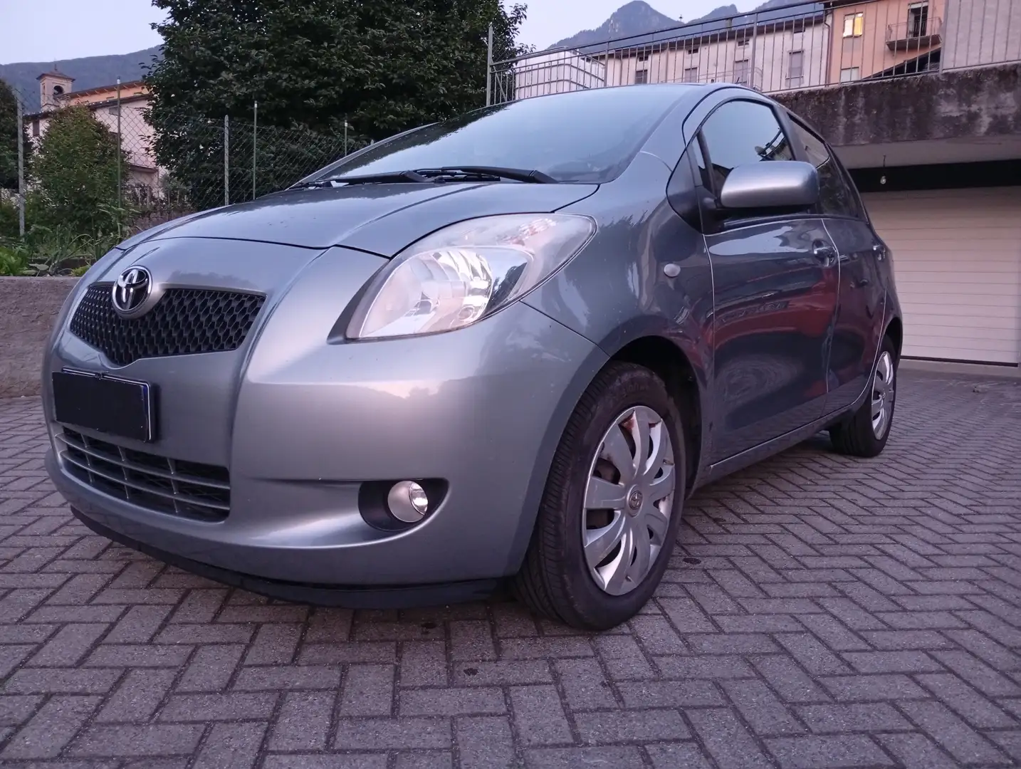 Toyota Yaris Yaris 5p 1.3 Sol m-mt AUTOMATICA Grigio - 2