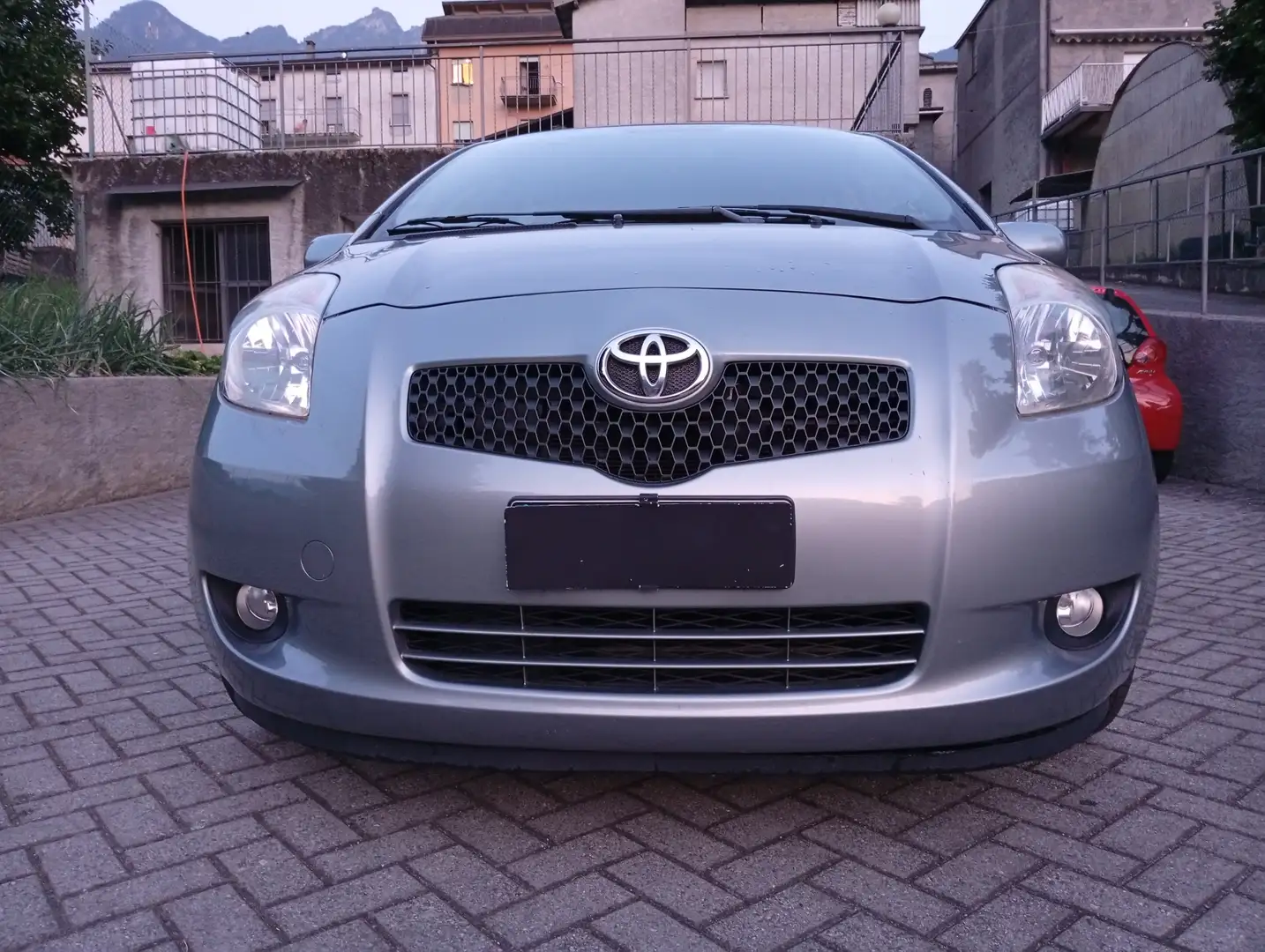 Toyota Yaris Yaris 5p 1.3 Sol m-mt AUTOMATICA Grigio - 1