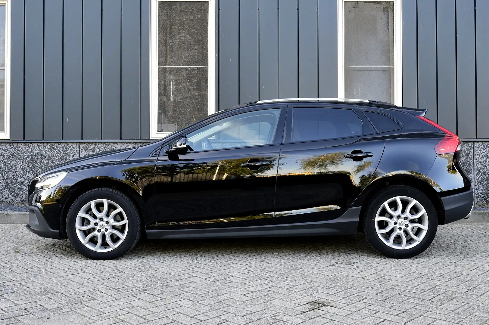 Volvo V40 Cross Country 1.5 T3 Polar+ Luxury Rijklaarprijs-Garantie Panora Nero - 2