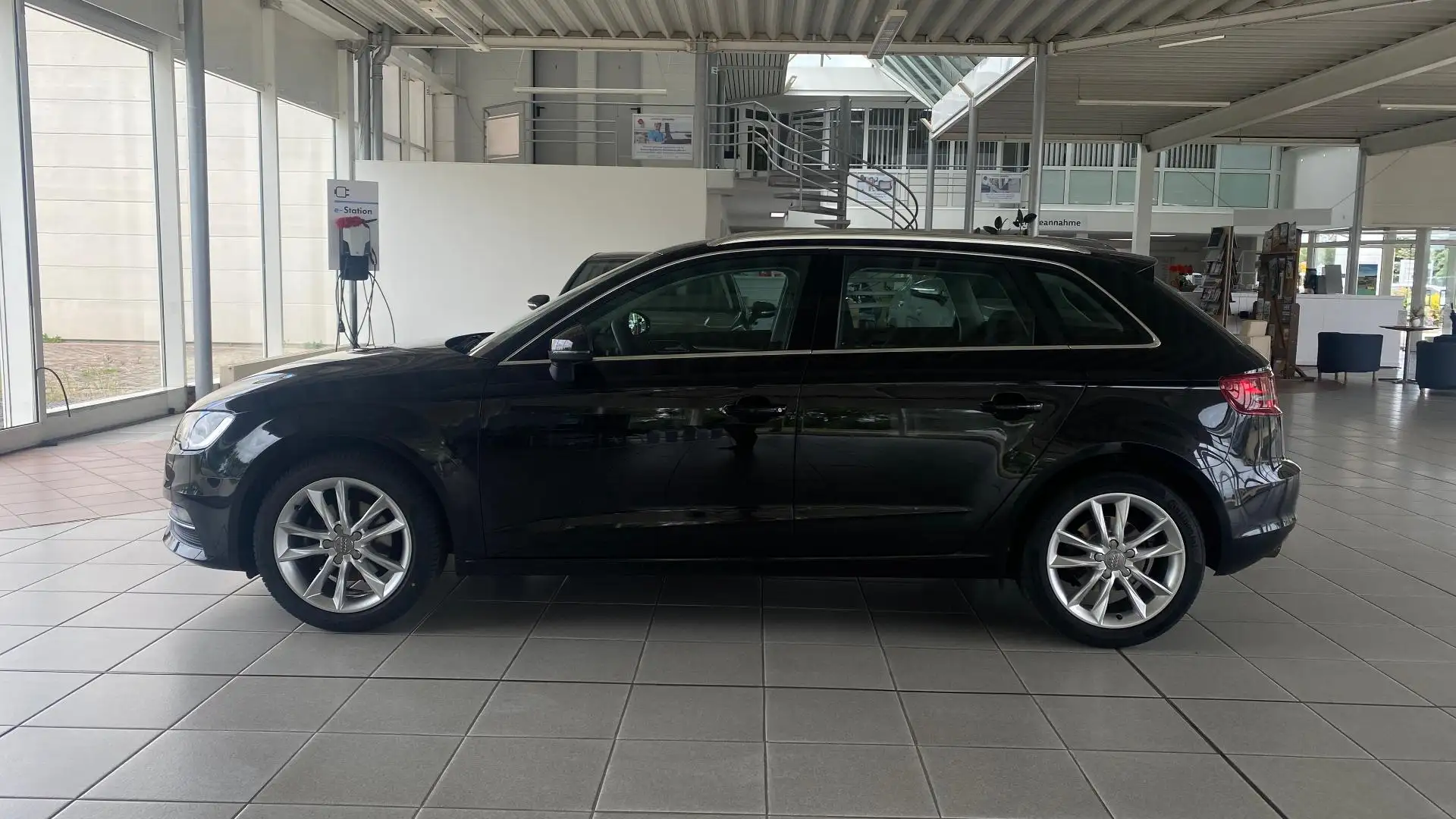 Audi A3 Sportback Attraction TFSI 6-Gang crna - 2