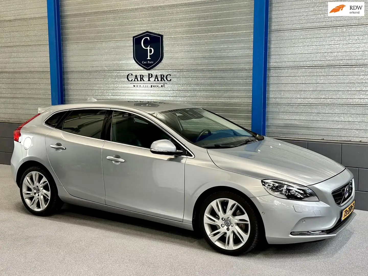 Volvo V40 2.0 D4 Summum 5 CILINDER 177PK/XENON+LED/LEER+S.VE Grijs - 1