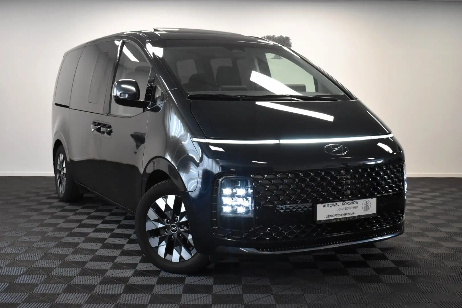 Hyundai STARIA Signature 2WD *PANO *7SITZER *BOSE *ACC Schwarz - 1