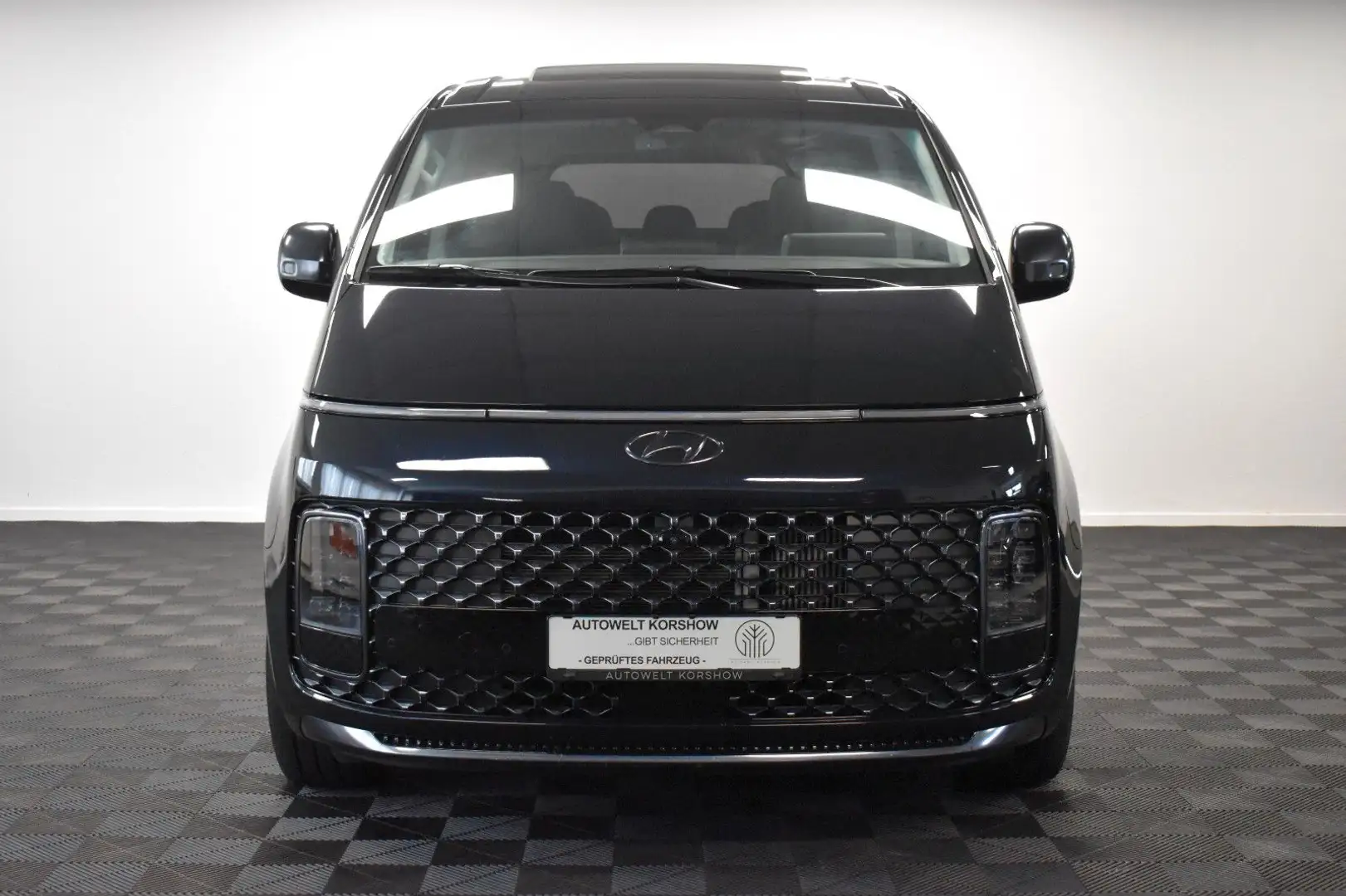 Hyundai STARIA Signature 2WD *PANO *7SITZER *BOSE *ACC Schwarz - 2