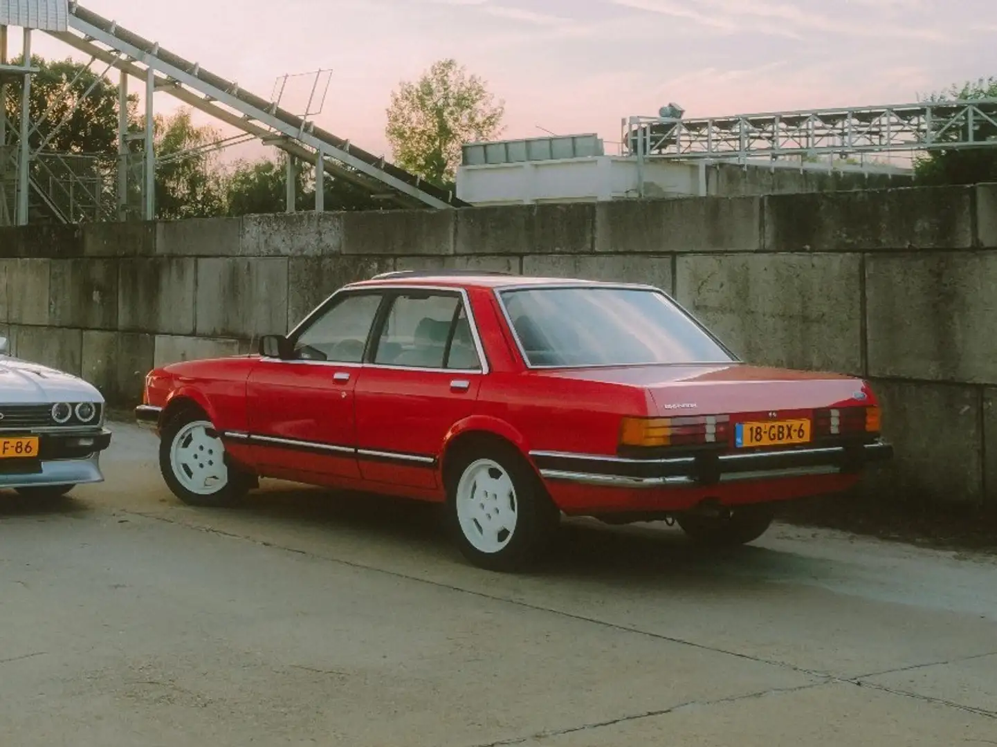 Ford Granada 2.8L V6 sedan Rojo - 2