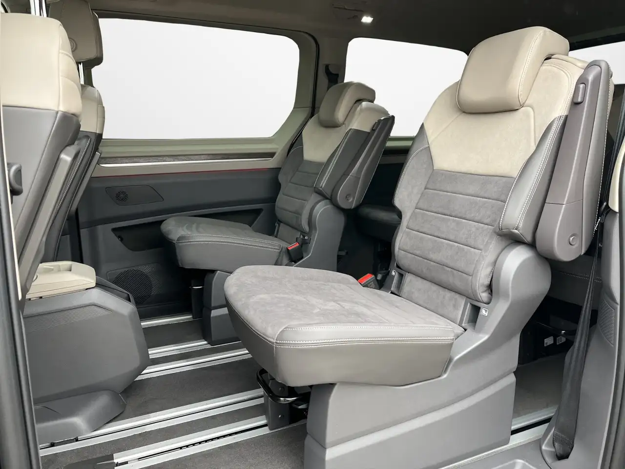 Volkswagen T7 Multivan 2.0 TDI DSG Style lang 11