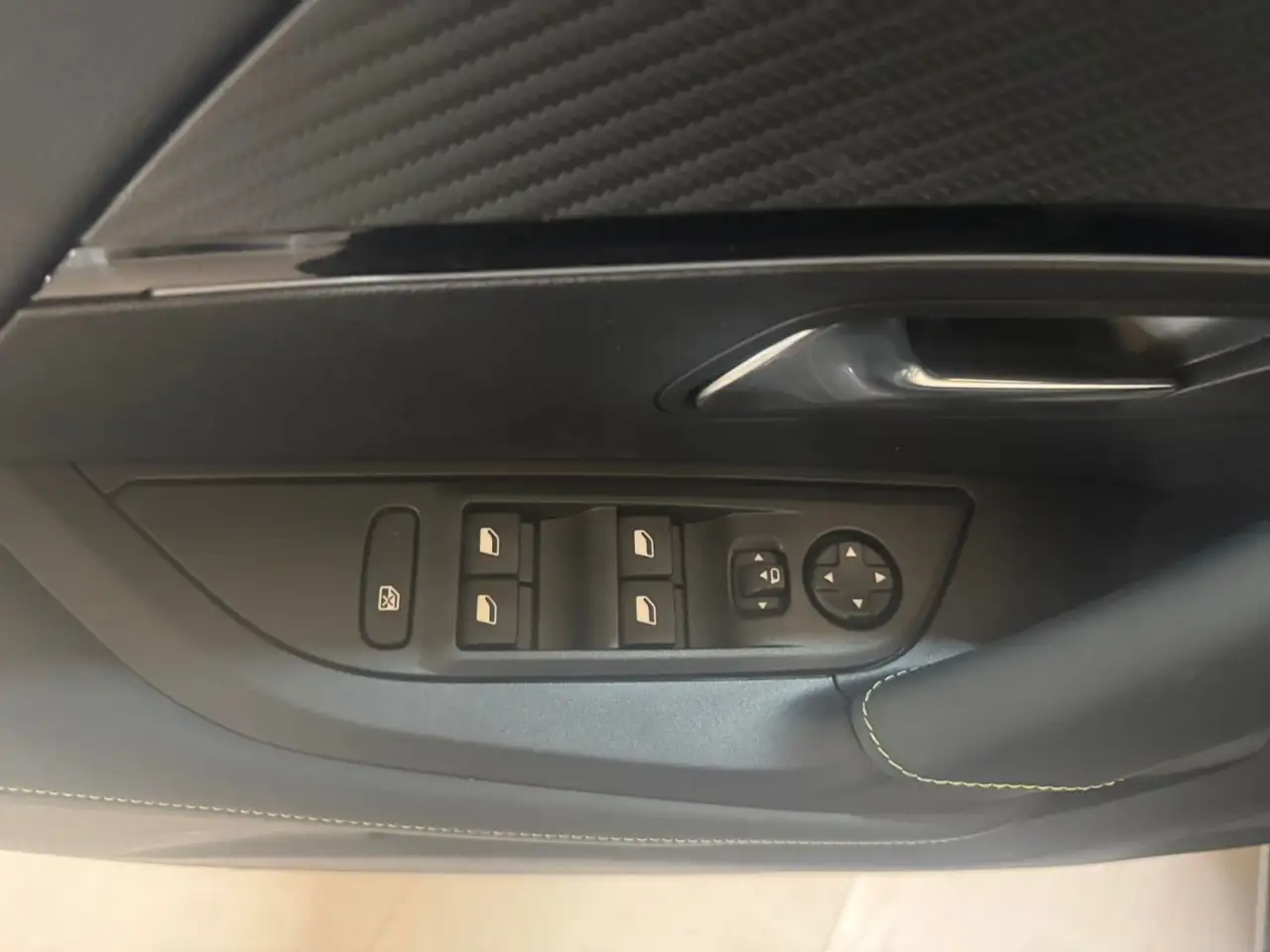 Peugeot 2008 Hybrid 145cv e-DCS6 GT auto 10