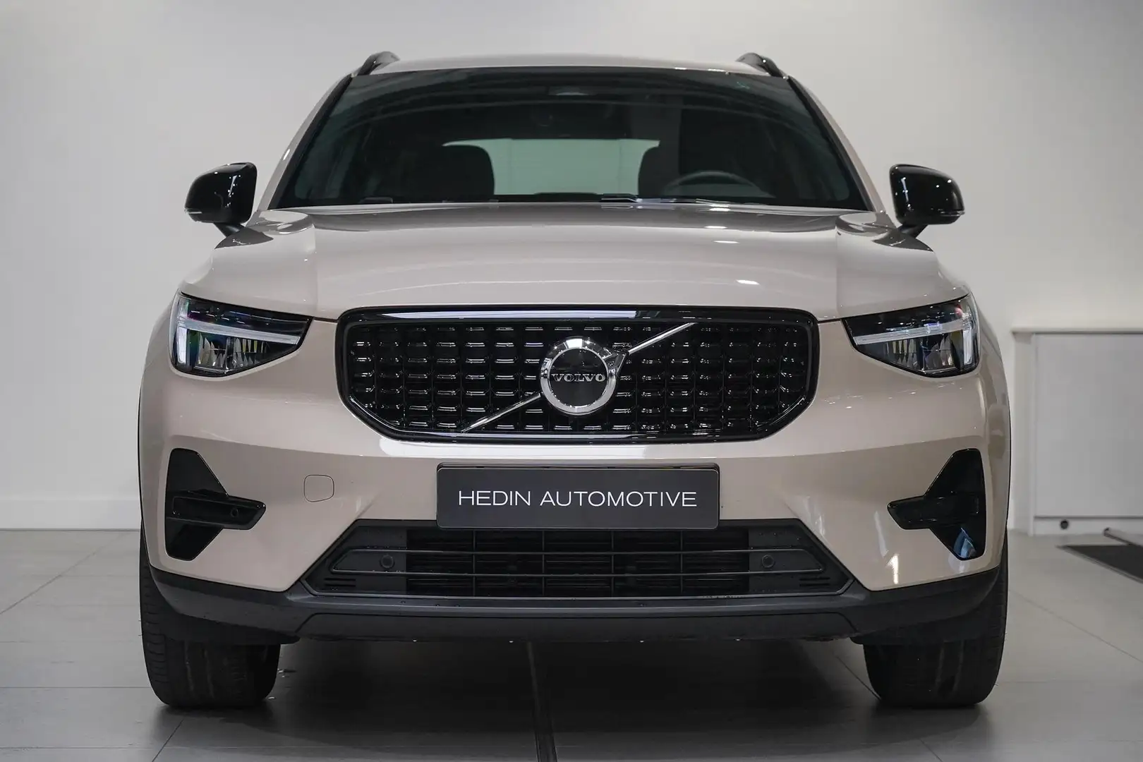 Volvo XC40 B4 Plus Dark Mild Hybrid 197pk | 2000 kg trekgewic Bruin - 2