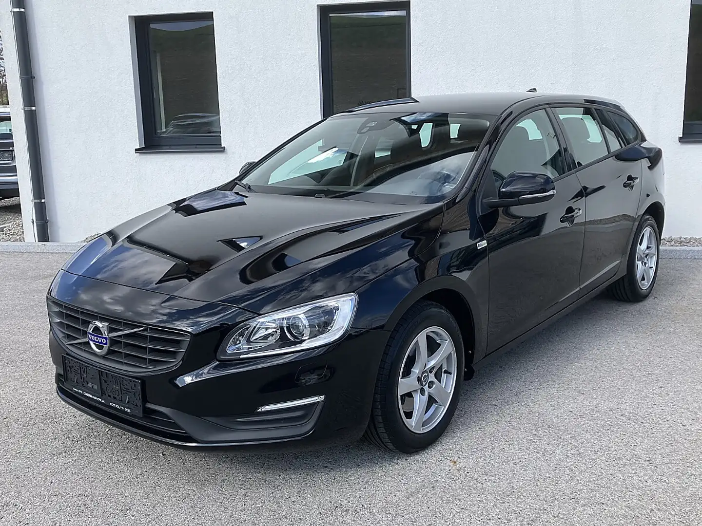 Volvo V60 D2 Kinetic Xenon Navi Tempomat Sitzheizung PDC Schwarz - 1