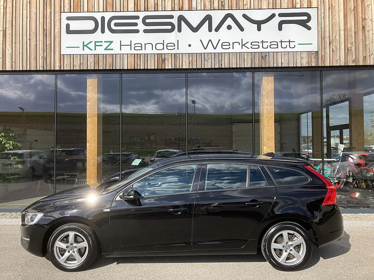 Volvo V60 D2 Kinetic Xenon Navi Tempomat Sitzheizung PDC Schwarz - 2