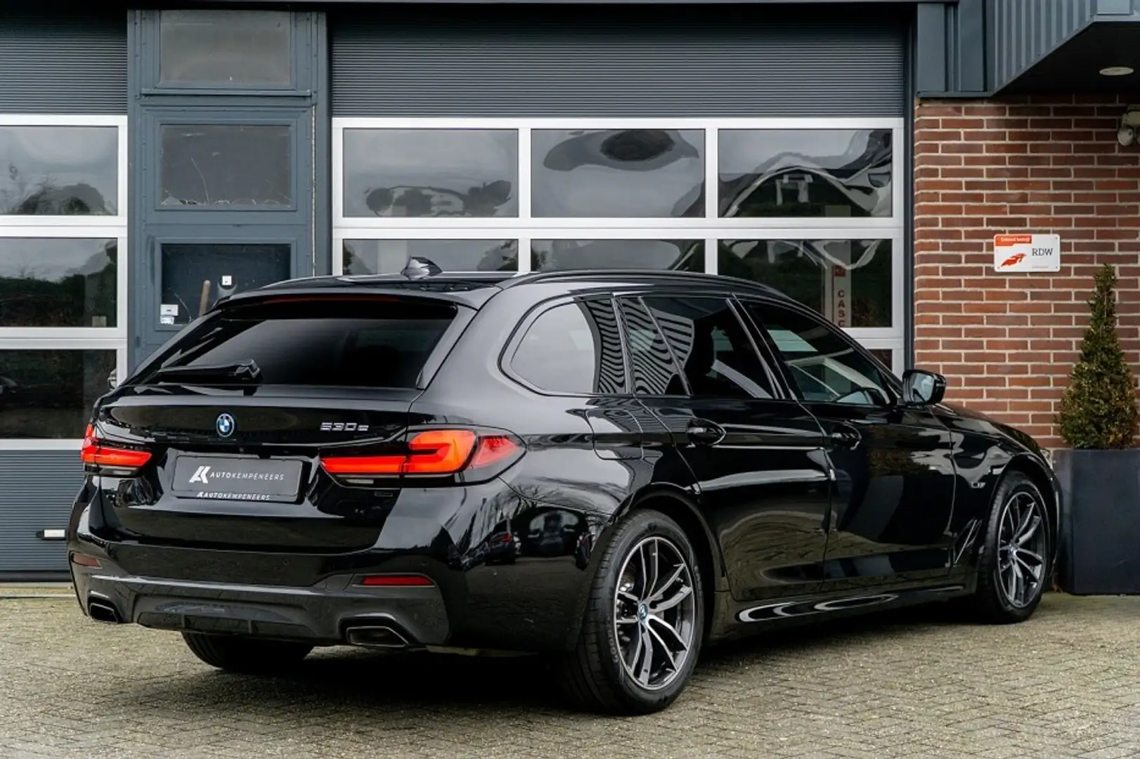 BMW 530 5-serie 530e M Sport Touring | Pano | Head Up | La Zwart - 2