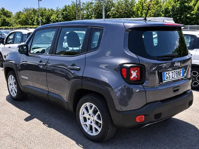 Jeep Renegade view 3
