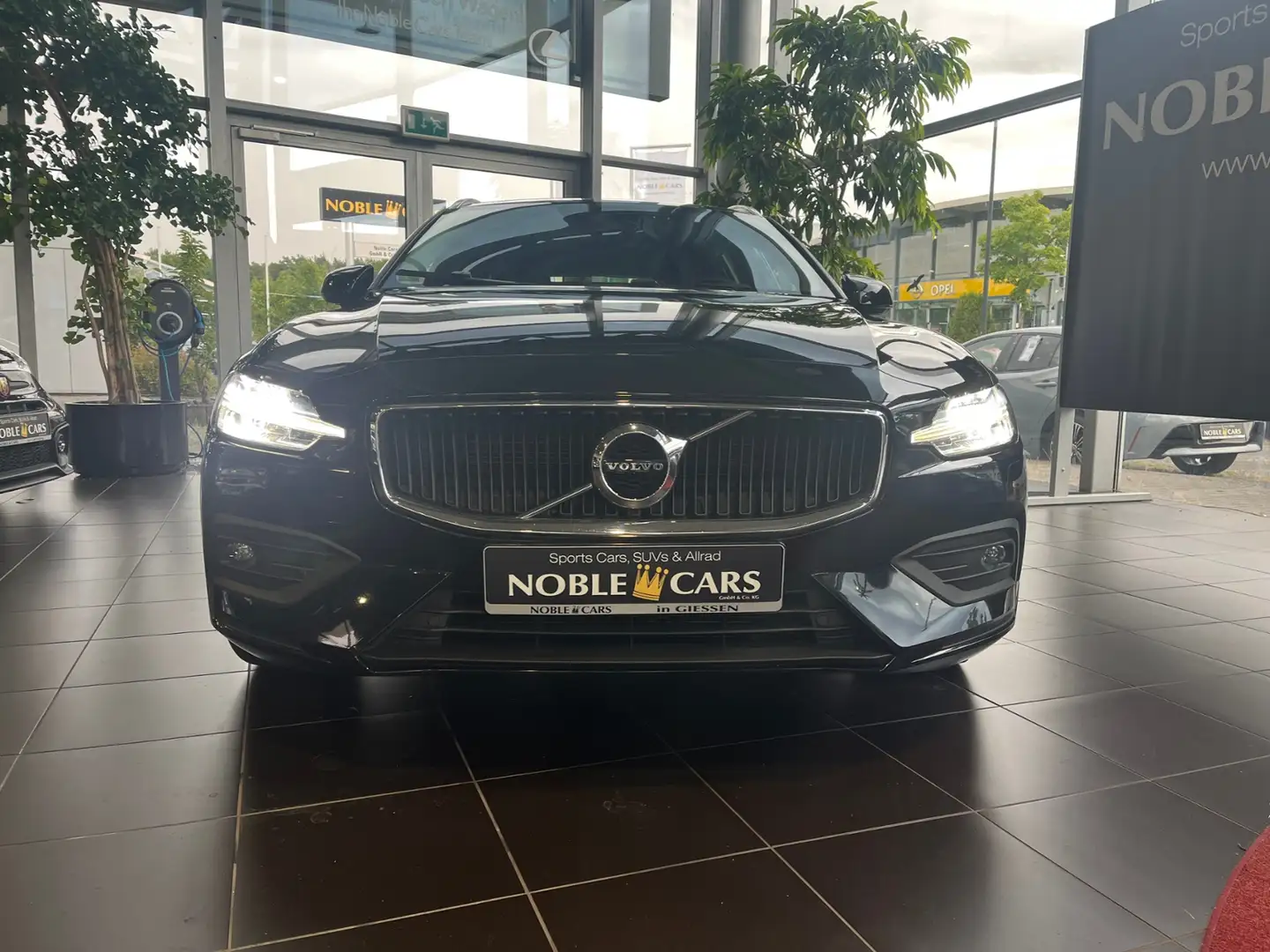 Volvo V60 Kombi Momentum Pro LED NAVI ALU Schwarz - 2