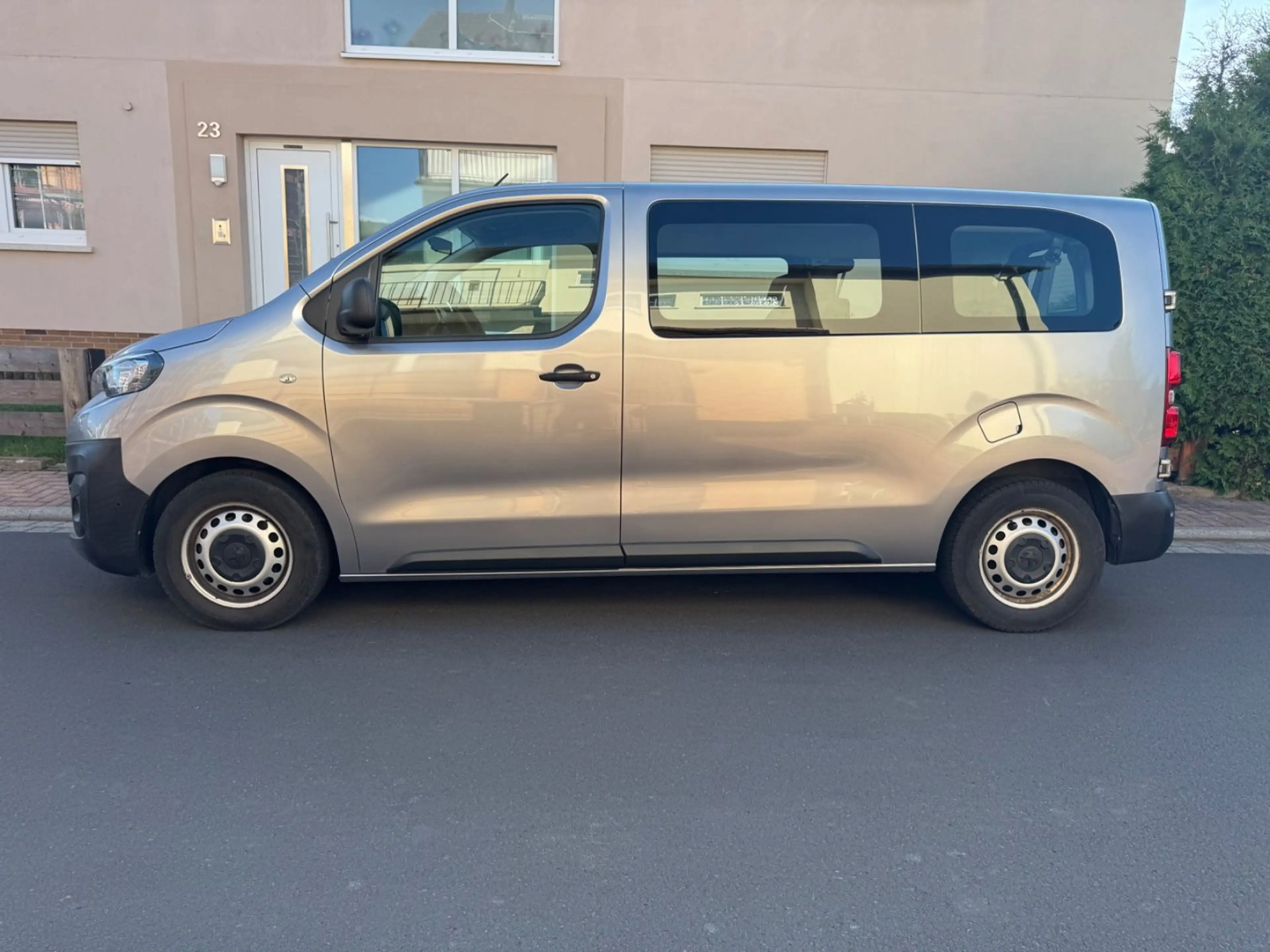 Peugeot Traveller Expert Traveller 8 Sitzer 1Hand+orig. 19.200km! — photo 4