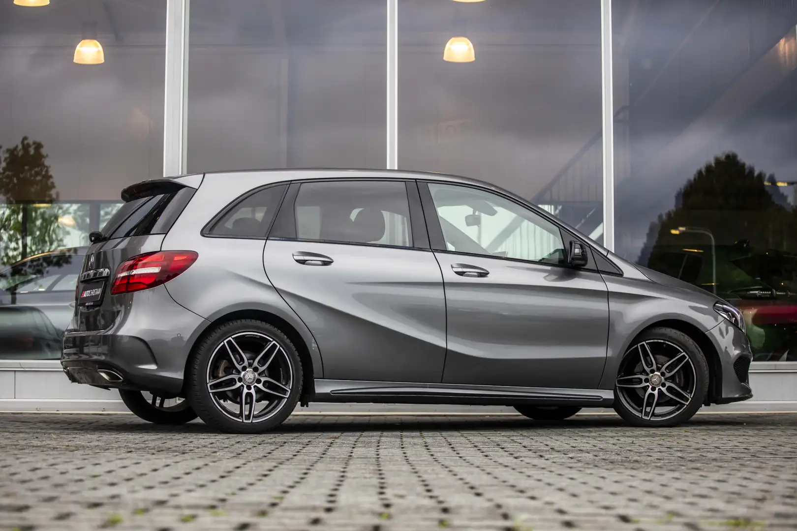 Mercedes-Benz B 180 AMG Night Edition Plus | Automaat | Pano | NL Auto Grijs - 2