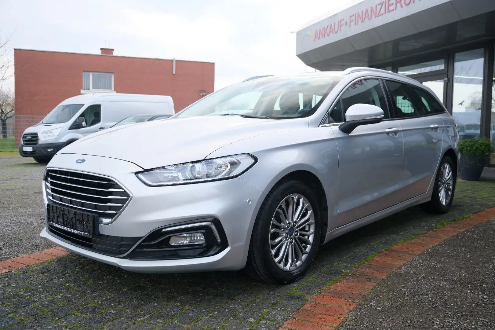 Ford Mondeo Turnier 2.0 TDCI Titanium NAVI PDC AHK SH Silber - 1