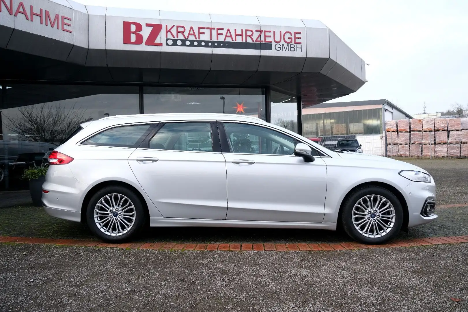 Ford Mondeo Turnier 2.0 TDCI Titanium NAVI PDC AHK SH Silber - 2