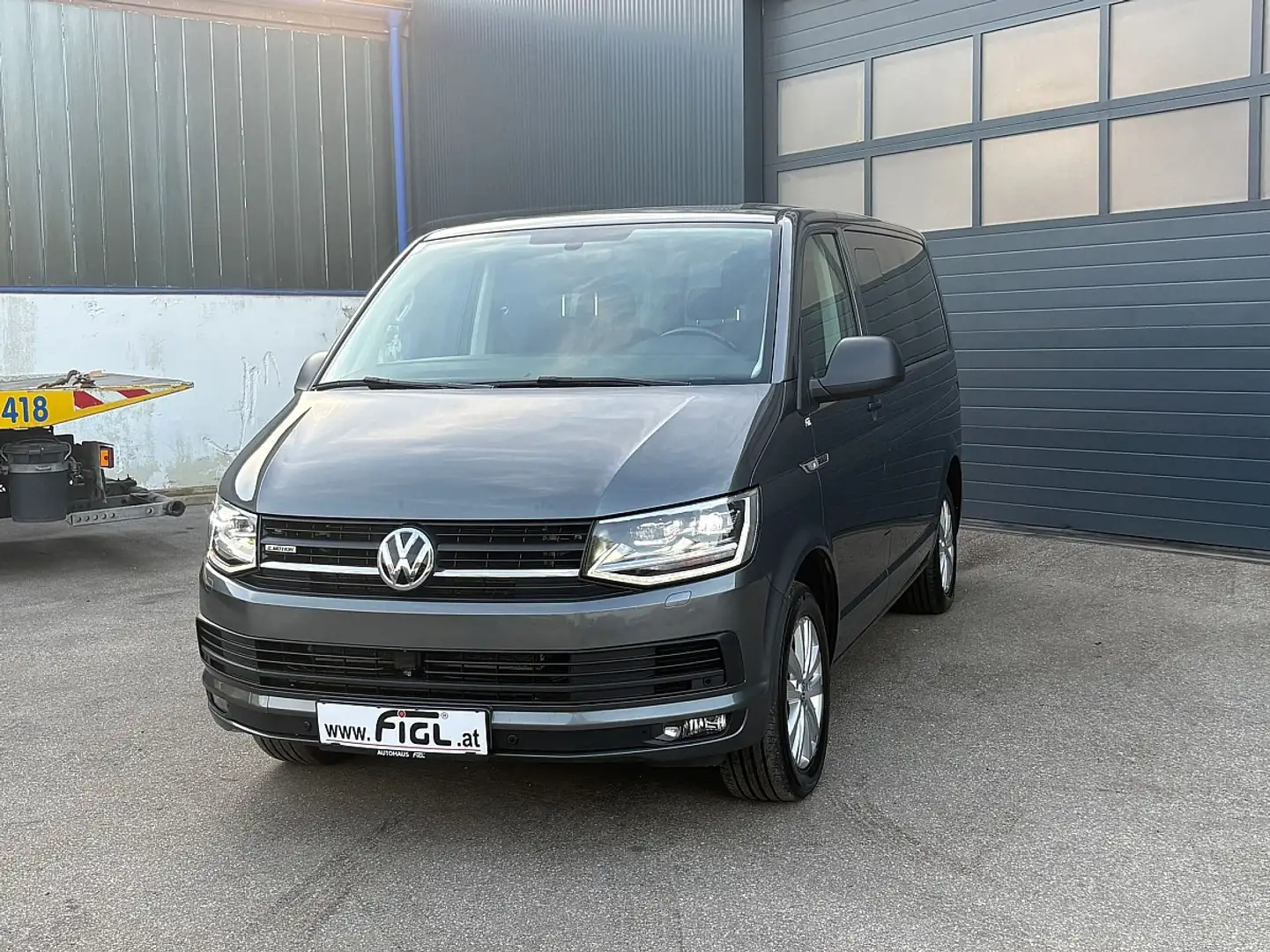 Volkswagen Multivan Trendline 2,0 TDI 4Motion BMT DSG*Stan... Grau - 2