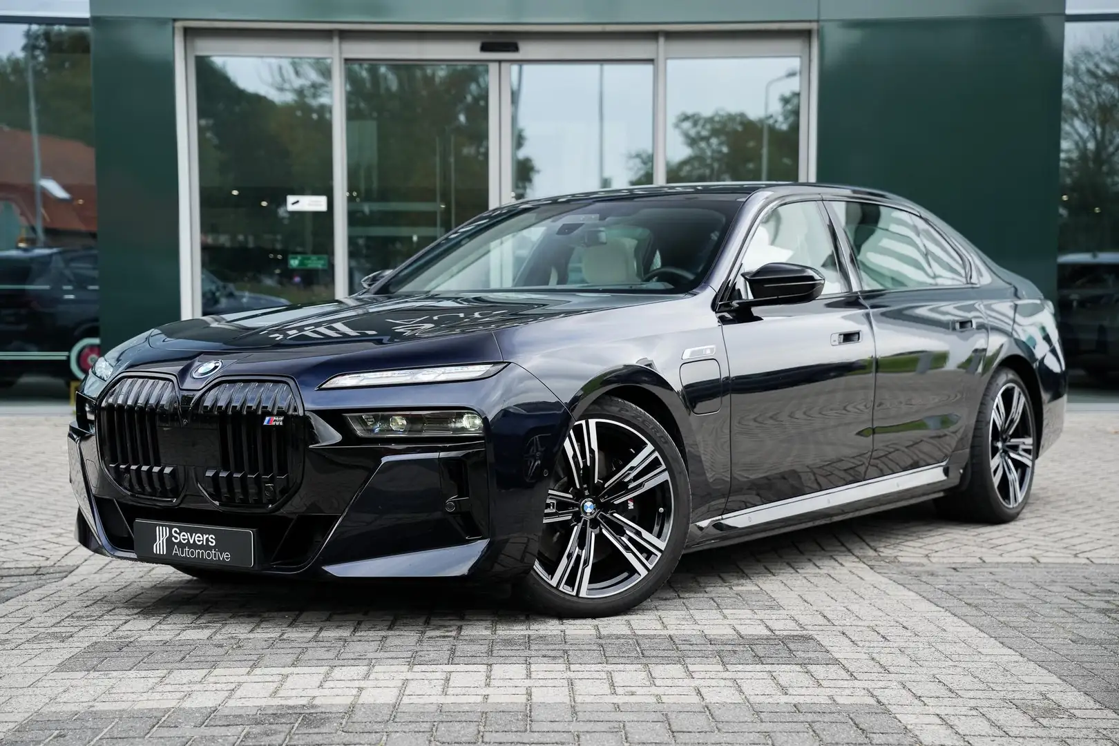 BMW 760 7 Serie M760e xDrive | Executive Lounge | Glazen p Zwart - 2