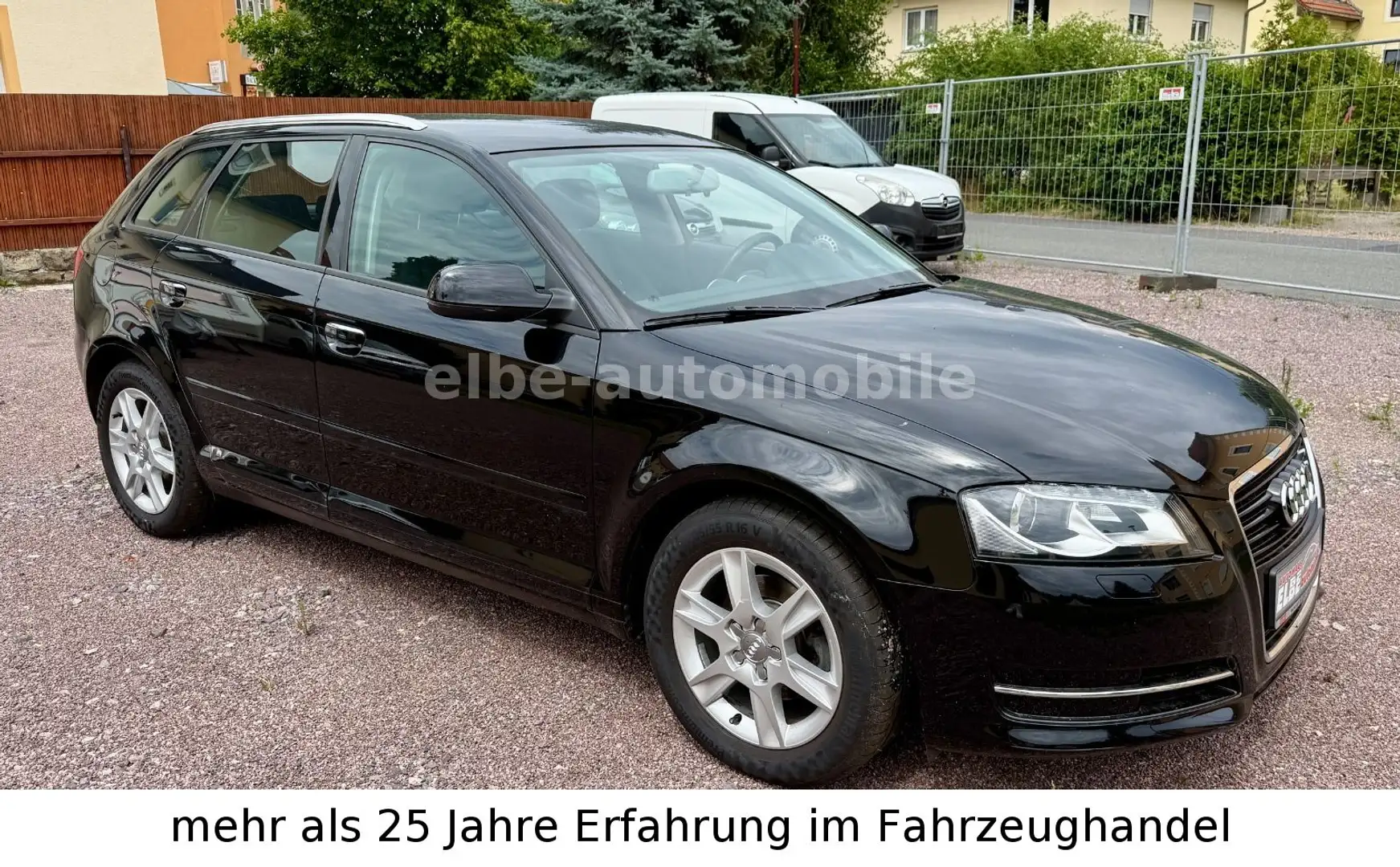 Audi A3 Sportback 1.2 TFSI Attraction,Xenon,wenig KM Noir - 2