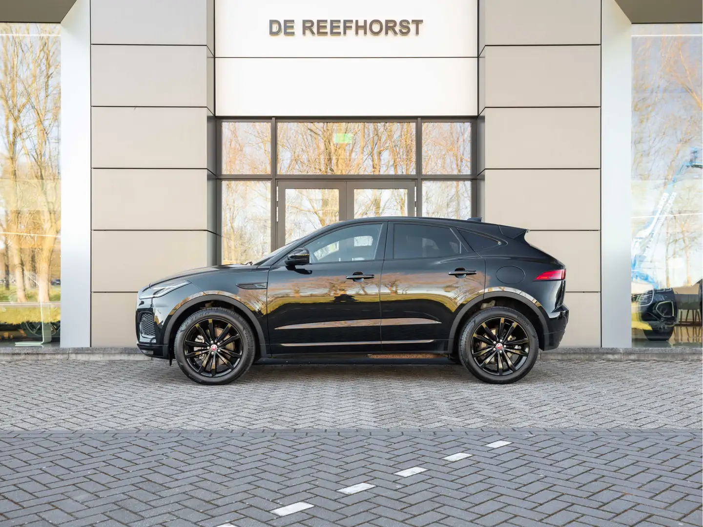 Jaguar E-Pace P300e AWD R-Dynamic SE | BTW-auto | Black Pack | 2 Zwart - 2