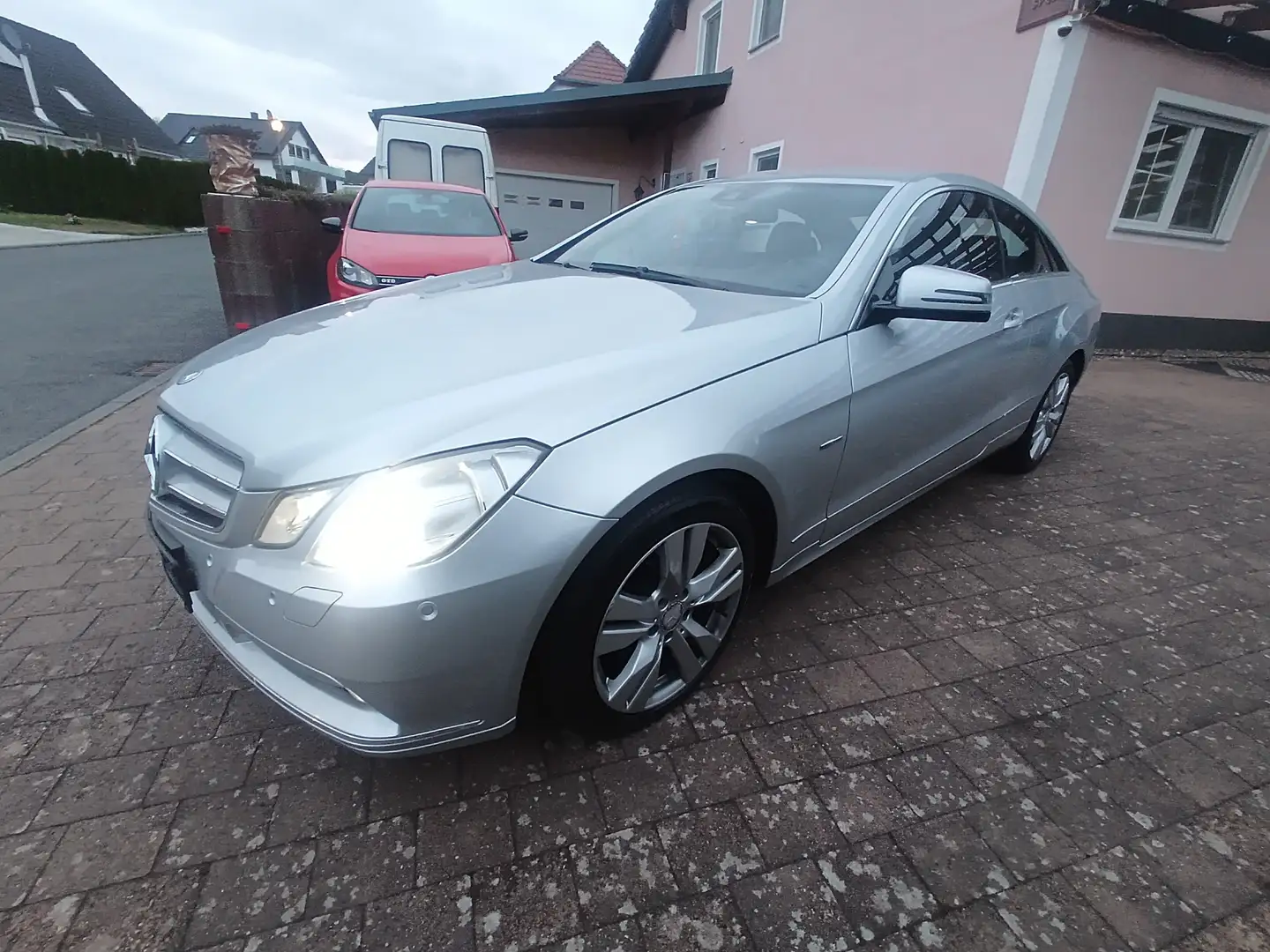 Mercedes-Benz E 220 CDI DPF Coupe BlueEFFICIENCY Elegance Silber - 1