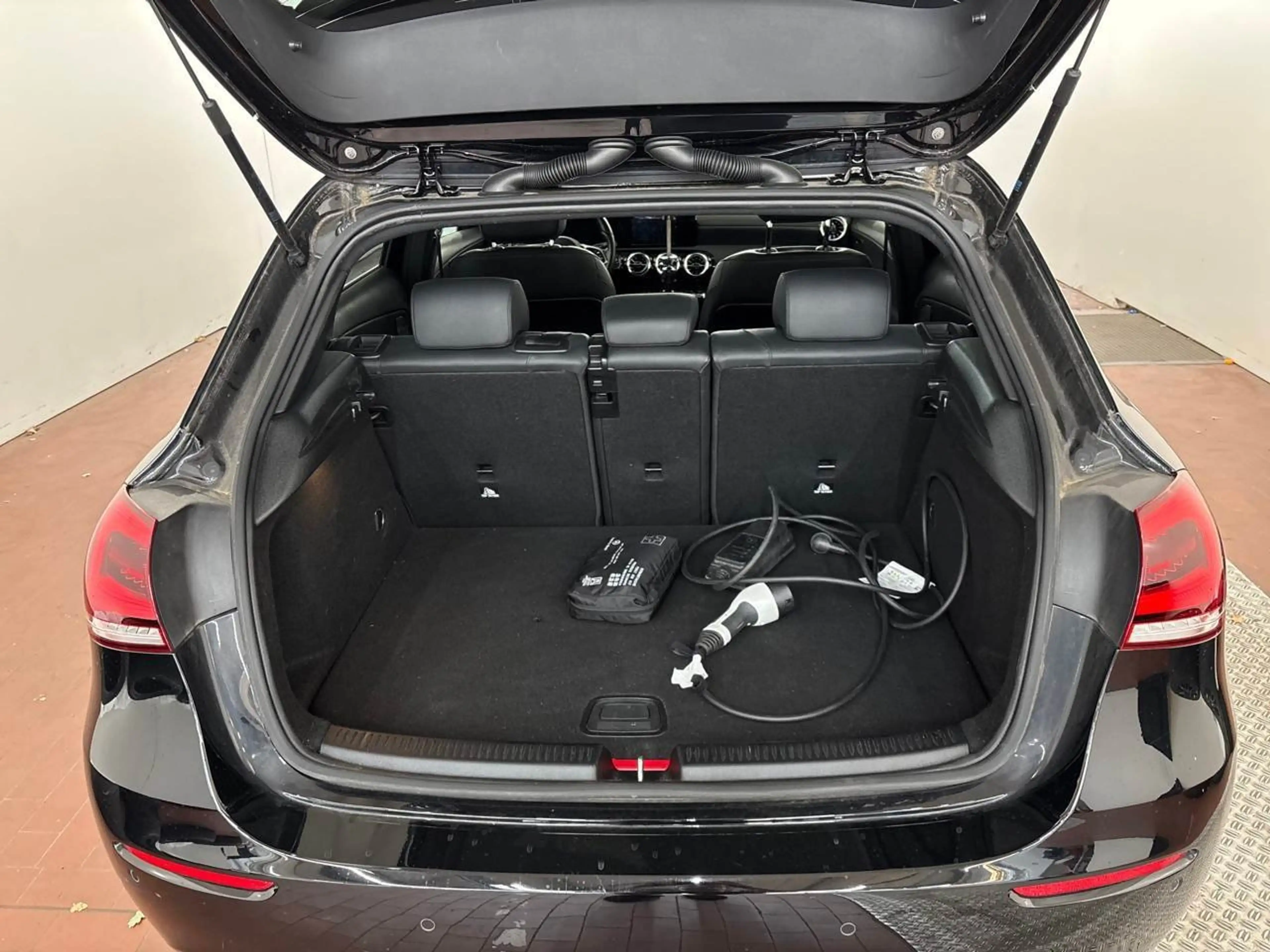 Mercedes-Benz A 250 e Progressive Pano S-Dach Key LED Lane AUT — photo 12