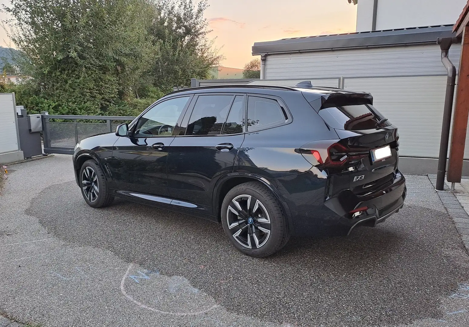 BMW iX3 iX3 73,8kWh M-Sport / Pano / LKHZ / LED / Leder Schwarz - 2