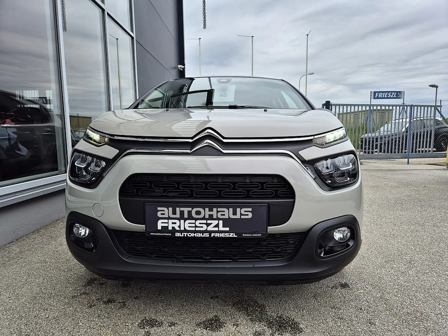 Citroen C3 PureTech 83 S&S 5-Gang-Manuell Shine Beige - 2