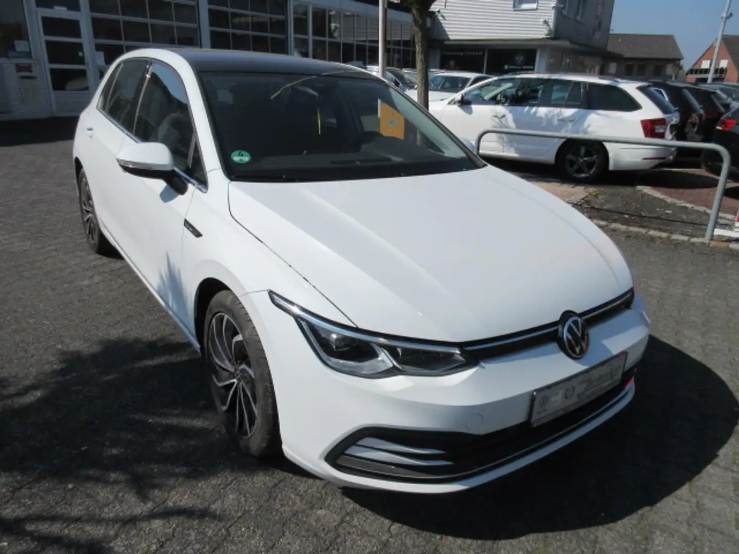 Volkswagen Golf Style 1.5 TSI NAVI PANO AHK IQ LIGHT ALU beh. eSITZ KLIM Weiß - 1