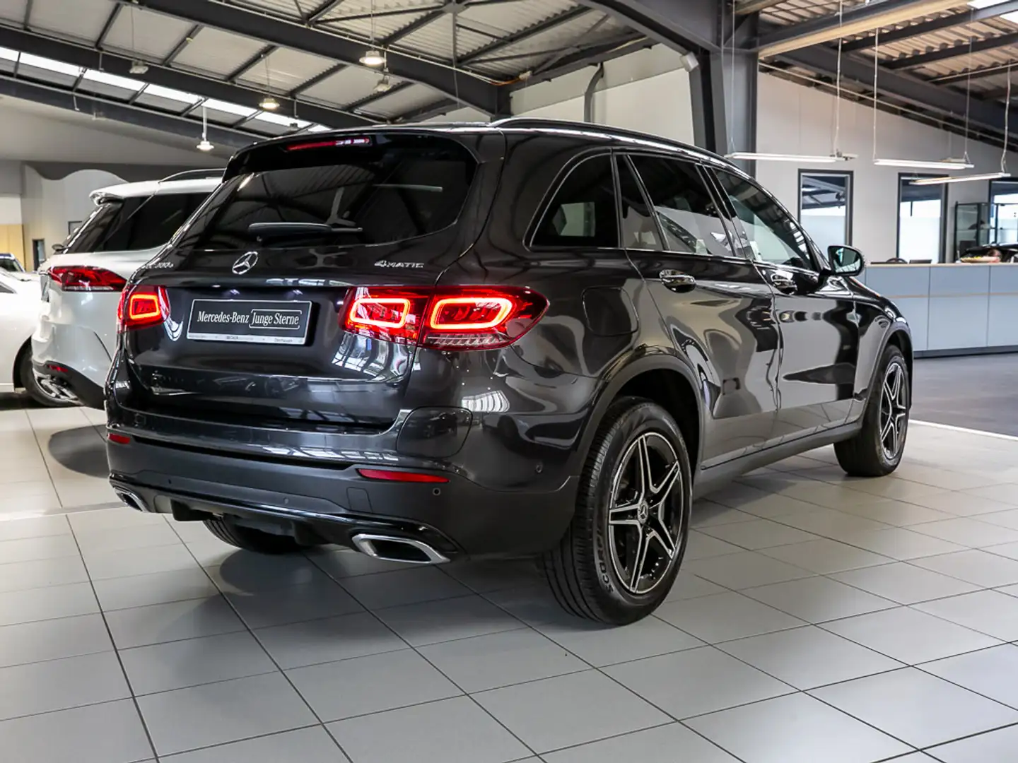 Mercedes-Benz GLC 300 e 4M AMG AHK MEMORY NIGHT SPURPAKET 360° Grau - 2