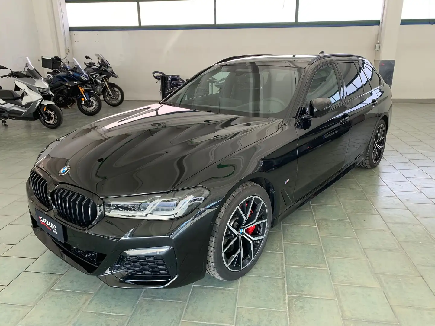 BMW 520 520d Touring mhev 48V xdrive Msport Pro auto Zwart - 2