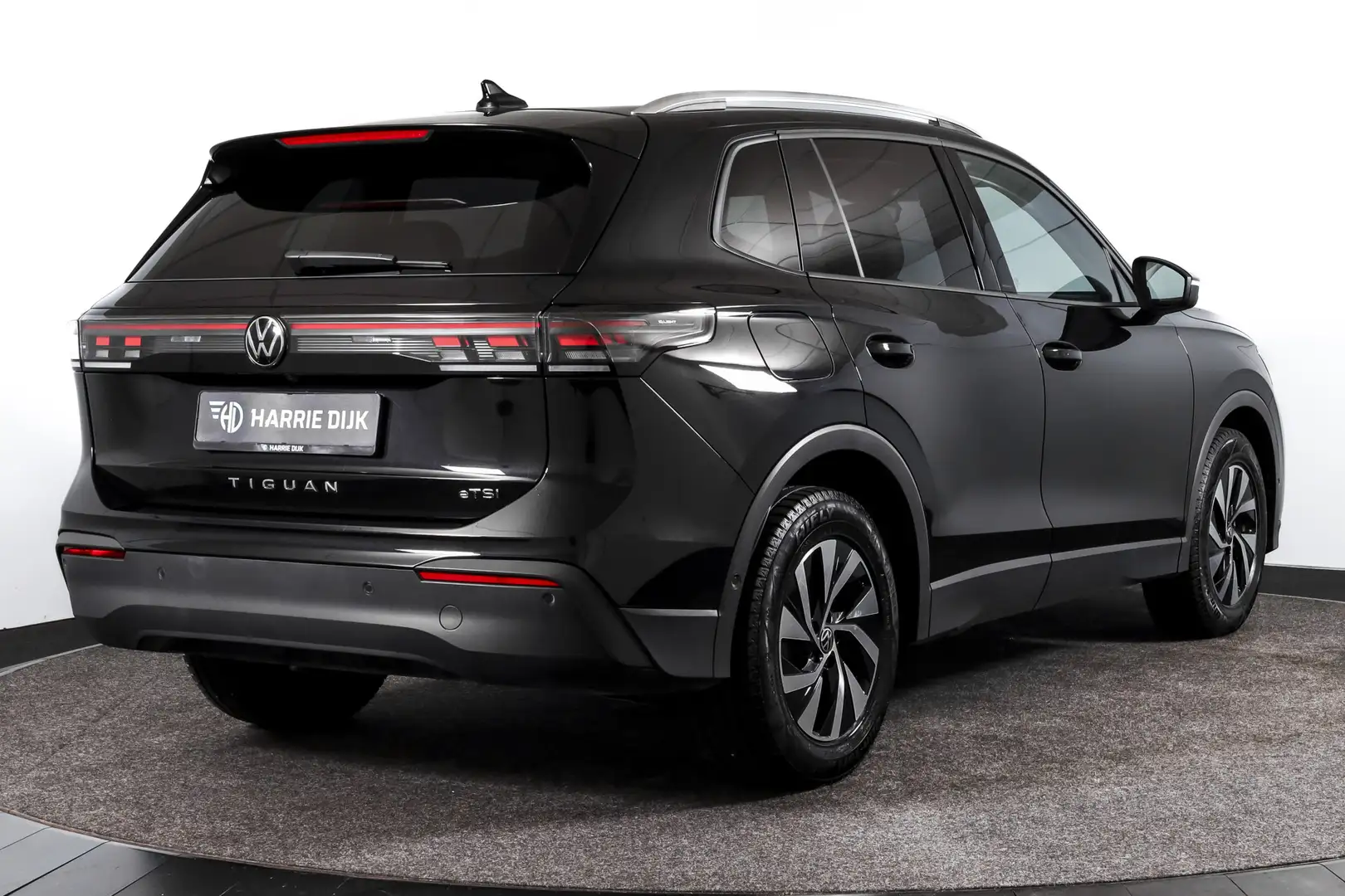 Volkswagen Tiguan 1.5 eTSI 150 PK Life Edition - DSG Automaat | Dig. Zwart - 2