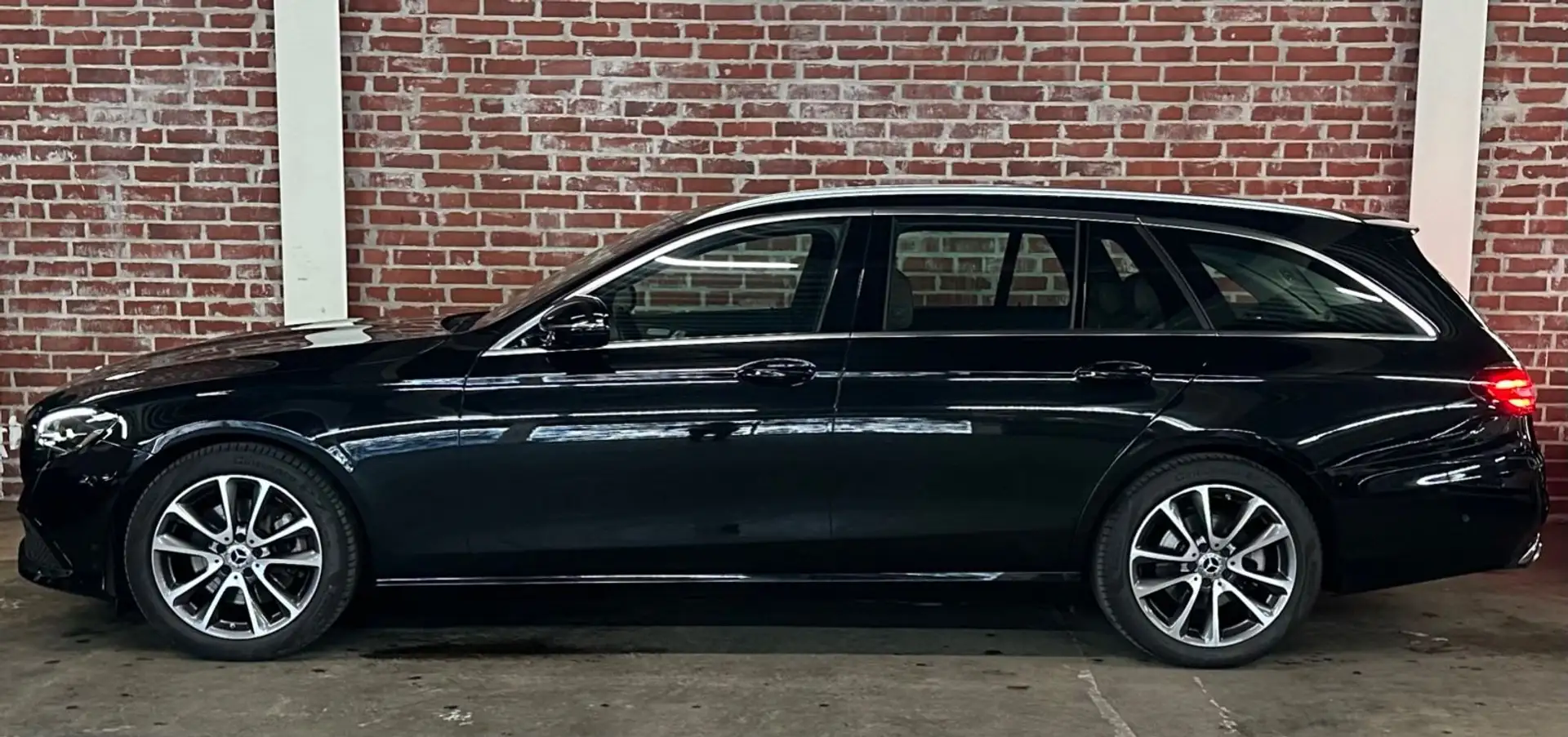 Mercedes-Benz E 200 4Matic T-Modell LED/DTR+/AHK/STDHZ/MASSAGE Schwarz - 2