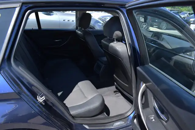 BMW 3 Series view 5