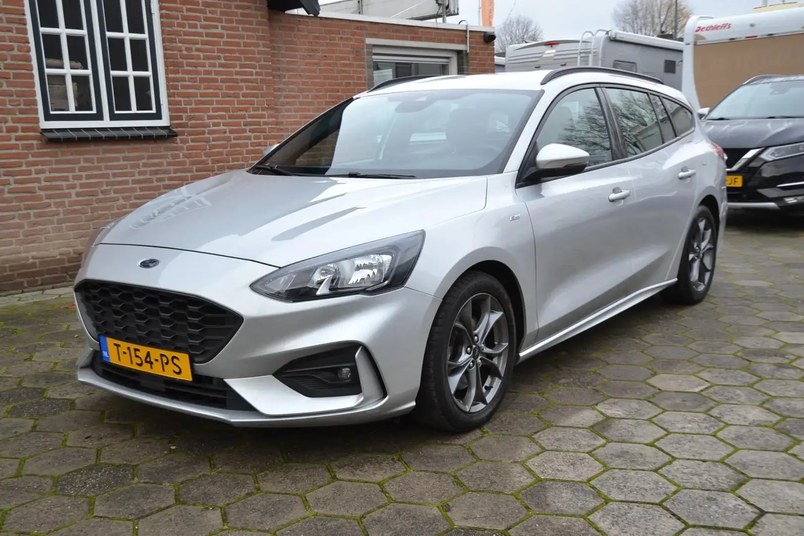 Ford Focus Wagon 1.0 EcoBoost Titanium Business ST-LINE 1e ei Grijs - 1