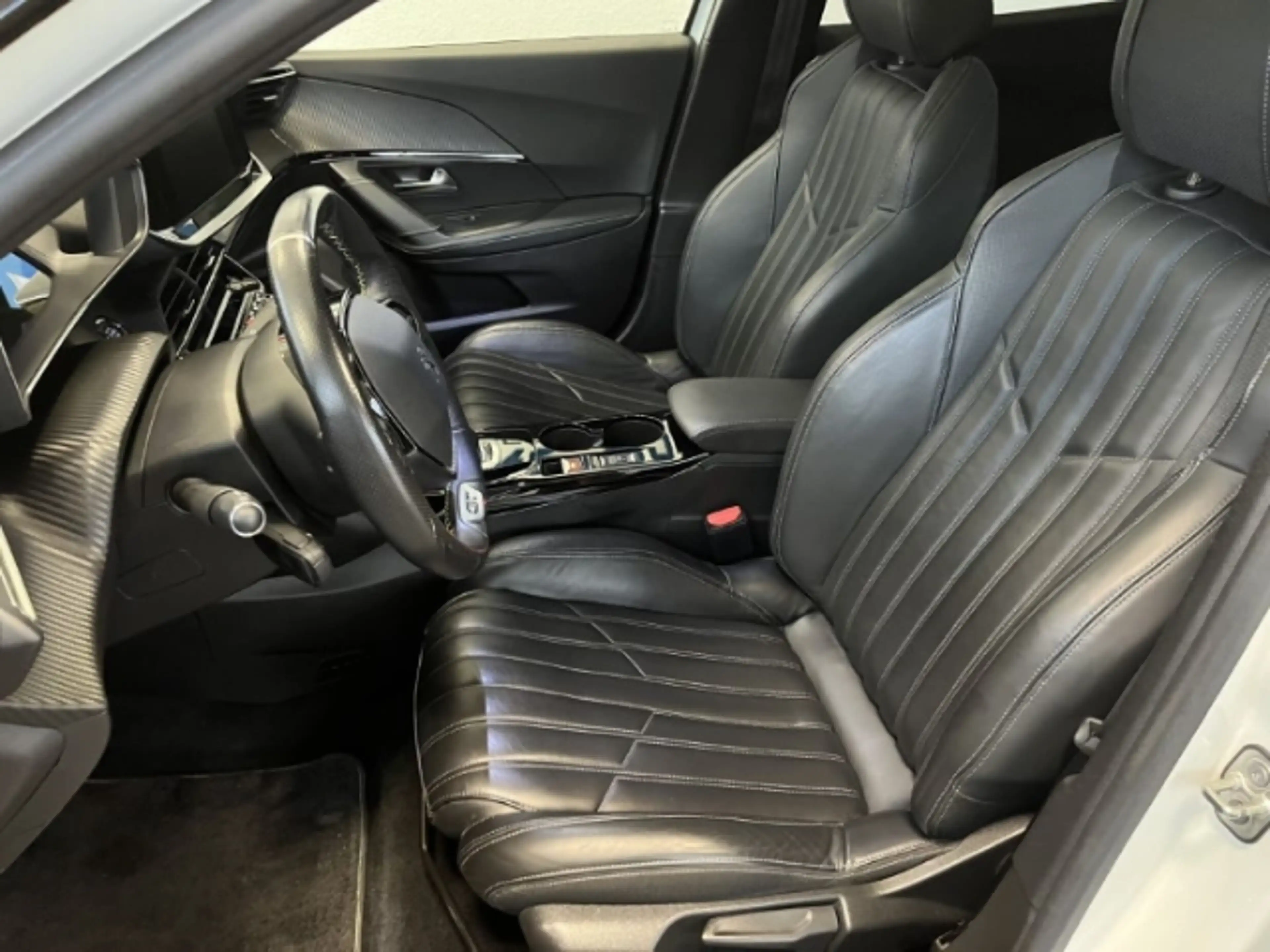 Peugeot 2008 136 Elektro GT El. Panodach Leder Digitales Cockpi — photo 9