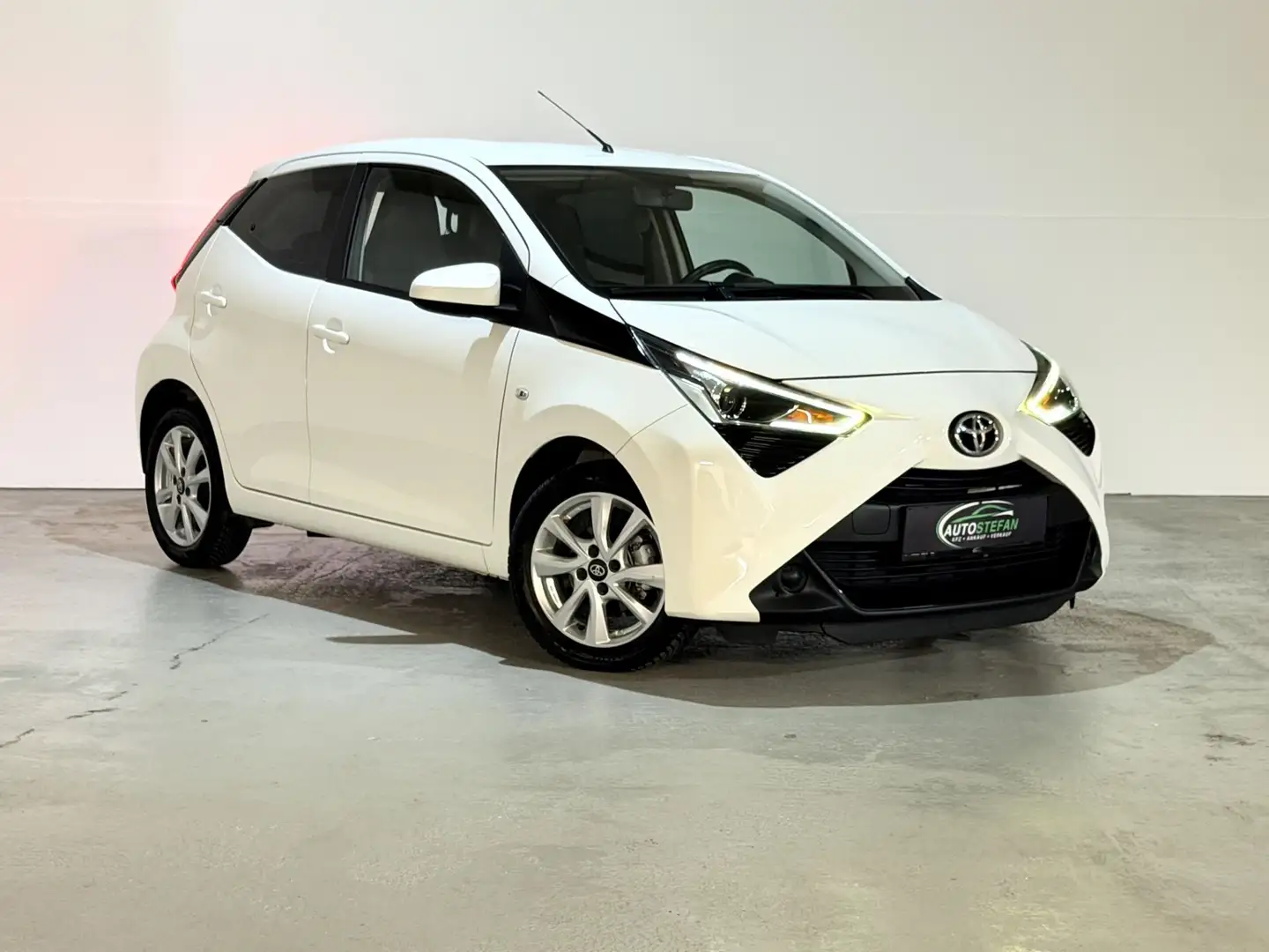 Toyota Aygo 1,0 VVT-i x-play x-shift Aut. Weiß - 1