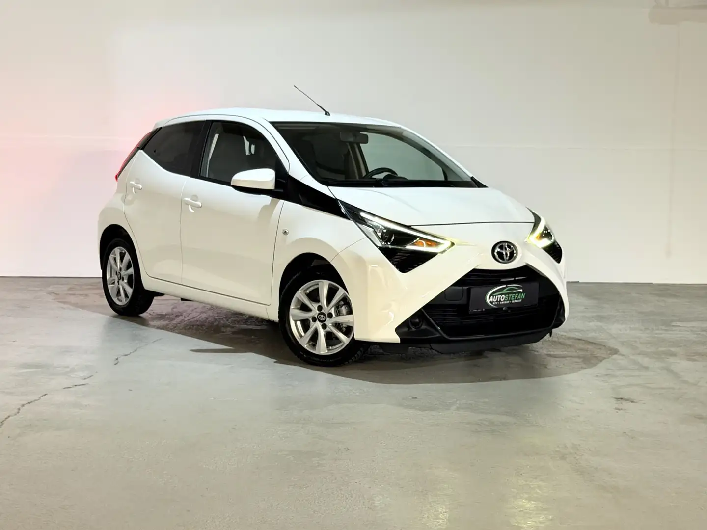 Toyota Aygo 1,0 VVT-i x-play x-shift Aut. Weiß - 2