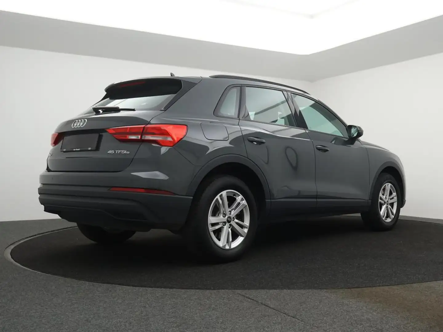 Audi Q3 PHEV Audi Q3 - 45TFSIe PHEV 245PK *AUTOMAAT*LEDER*ELEKTRISCHE KOFFER*NAVI*APP CONNECT*BLTH*CRUISE*DIGITAL DASHBOARD*... Grau - 2