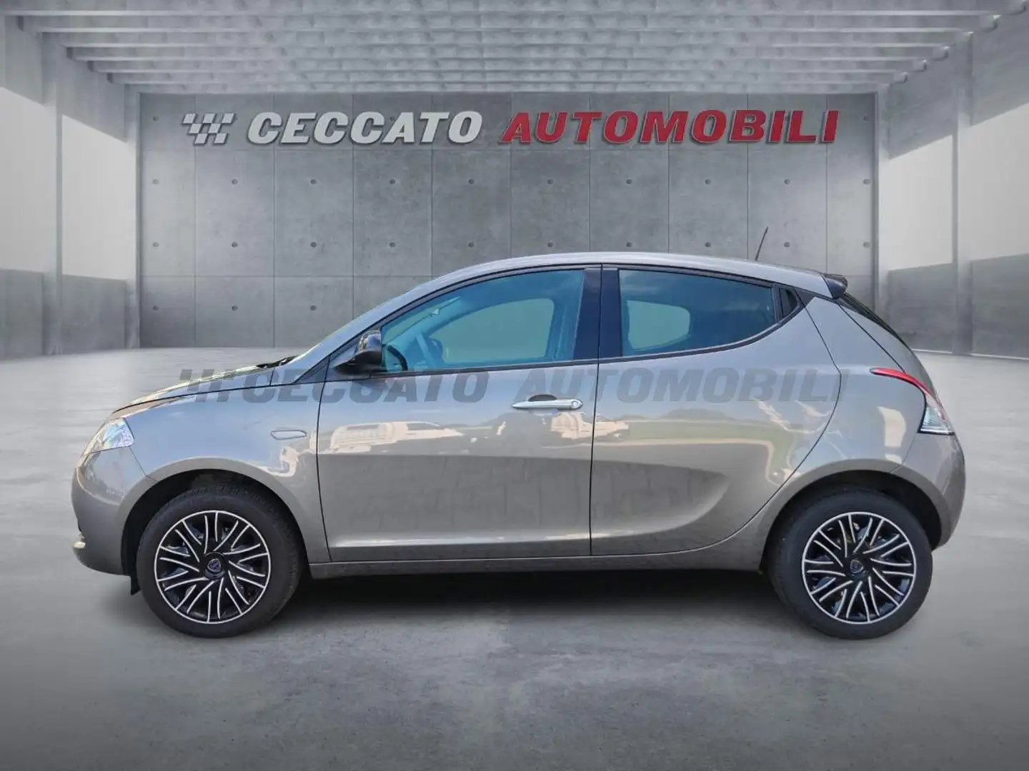 Lancia Ypsilon Ypsilon 1.0 firefly hybrid Oro s&s 70cv Grijs - 2