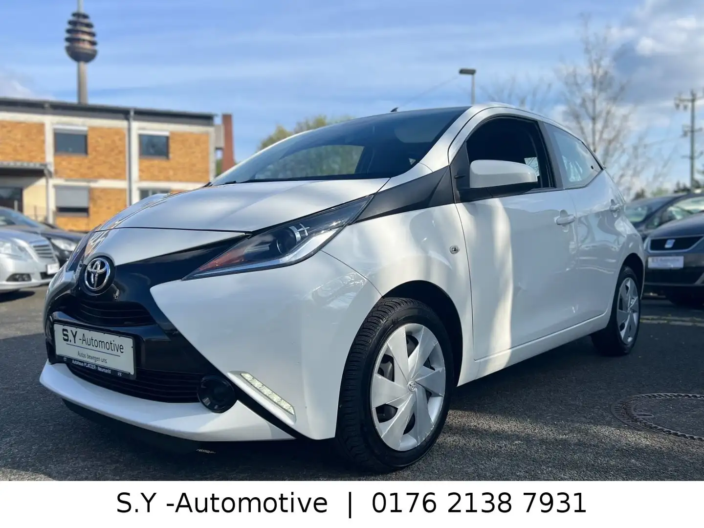 Toyota Aygo AYGO x-play/Klima/5Türer/8xReifen/BT/LED Weiß - 1